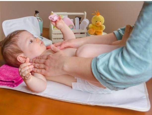 تدليك الأطفال - تدليك الأم لطفلها وفوائده 